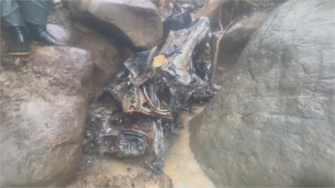 高雄桃源五口連人帶車墜谷　家屬冒雨上山舉行招魂儀式