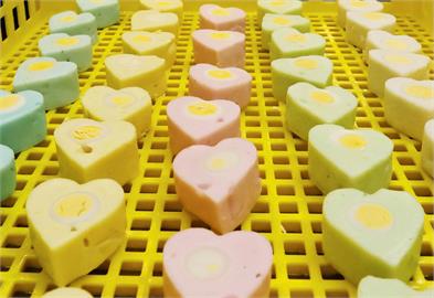 日本情人節商機大巧克力廠商各出奇招　推出愛心形狀「魚板」