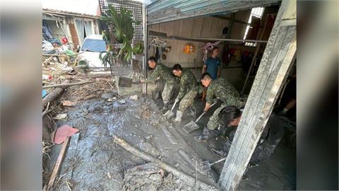 快新聞／國軍全力投入光復鄉救災　官兵協助居民搬運廢棄物