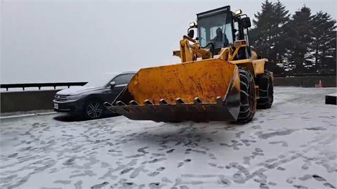 快新聞／合歡山今晨再降雪！厚度約0.8公分　上山限加掛雪鏈通行