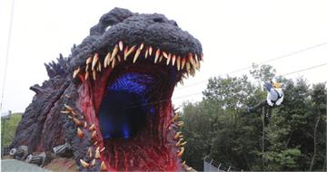 日樂園哥吉拉設施宣傳照紅了　3女子「這舉動」被網友吐槽笑：新迷因