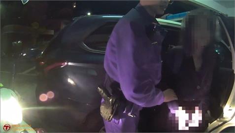 快新聞／遭女通緝犯噴辣椒水！員警忍痛壓制　隔週再捕對方同住伴侶