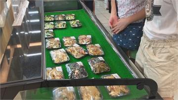明目張膽竄改有效期限？  賣場熟食區拆膜再重新包裝惹議