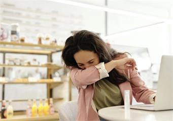 久咳不癒吃抗生素無效 不是肺炎!7大症狀當心「間質性肺病」