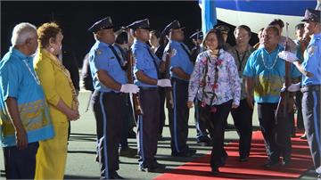 蔡總統首訪帛琉 入境隨俗著藍白島衫現身