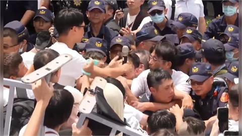 快新聞／扯！黃國昌竟勒員警脖子　嗆「警察聽黑道對付人民」