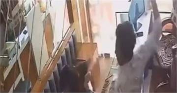 女賊潑辣椒粉搶珠寶!反被打「20耳光」嚇到落跑 超糗畫面全被曝