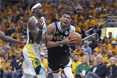 NBA(影)／罰球準備要多久？溜馬球迷「一貼心舉動」幫字母哥倒數網友笑翻