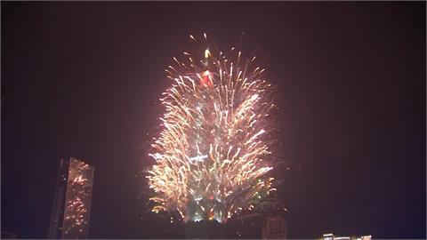 煙火別看錯棟！　台北天空塔跑馬燈「他→才是101」