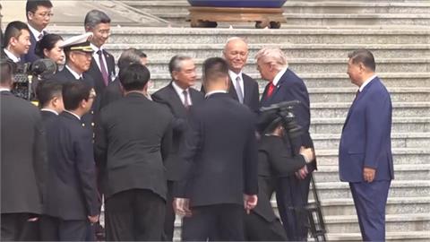 習近平同框川普「一夜長高、領帶打歪」 孩童歡迎團滿滿北韓風