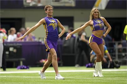 NFL(影)／啦啦隊首度有男性引起球迷反彈?　維京人發聲明力挺2位新成員