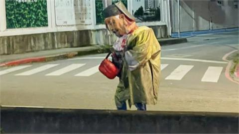 神明討紅包？　男扮「土地公」沿街向店家乞討還賴著不走