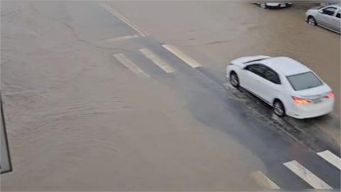 苗栗警戒！國3通霄匝道口成水池　車輛行經險象環生