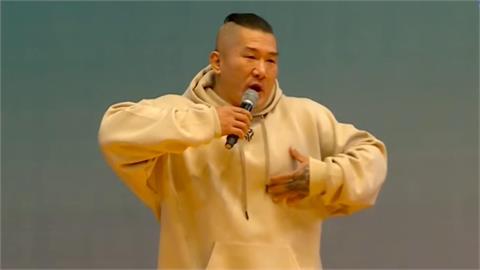 館長才在直播嗆「斬X頭」！遭起訴後首露面又放話「要做1事」