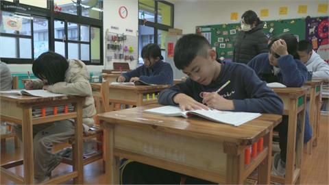 浴火重生國產材「柳杉」　搖身一變國小課桌椅