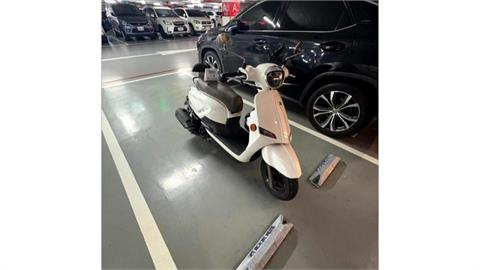 機車獨占汽車格 新竹巨城硬起來鎖車 網友敲碗問後續