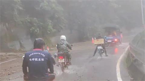 高雄山區遭雨襲擊慘成孤島　桃源四社部落組「勇士隊」運物資