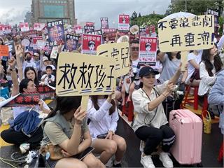 上萬人凱道聲援剴剴!提6大訴求「終結兒虐」 逾8萬陳情書送總統府
