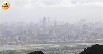 半個台灣防雨彈「11縣市大雨特報」　3地大雷雨警戒狂炸1hr