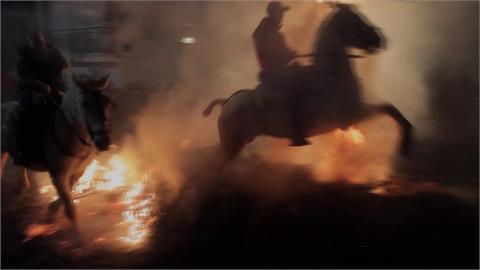 西班牙小鎮傳統「騎馬跳火堆」　致敬保護動物聖人「聖安東尼」