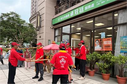 快新聞／驚喜！白沙屯媽祖分靈停駕服務處前　卓冠廷：最虔誠的心為台灣打拚
