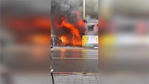 快新聞／高雄三民里長服務處大火　濃煙直竄驚人畫面曝光