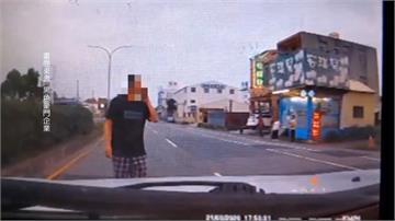 黑衣男攔車拍打車窗 嚇壞轎車駕駛