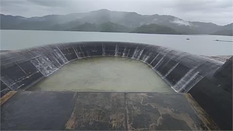 雨神助攻帶900多萬噸水量　南化水庫滿庫溢流