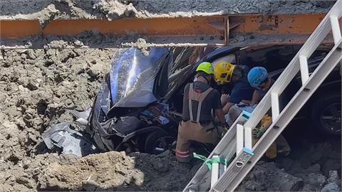 車禍飛進４米深工地　警方即時救援