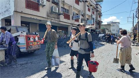 大批「鏟子超人」挺進災區！　賣力清掃當地人爆哭感謝