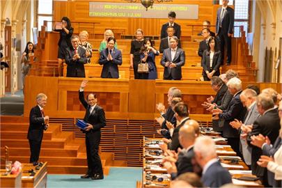 游錫堃捷克參議院高喊「我們都是民主人」    全體議員起立致敬