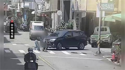 又見行人地獄? 父女走斑馬線挨撞 驚險畫面曝光