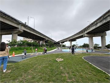 快新聞／超噁！竹市3男竟在河濱公園「六腳獸」激戰　亂丟保險套嚇壞民眾