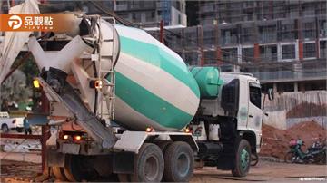水泥預拌車轉彎輾壓單車婦！慘遭捲入車底喪命