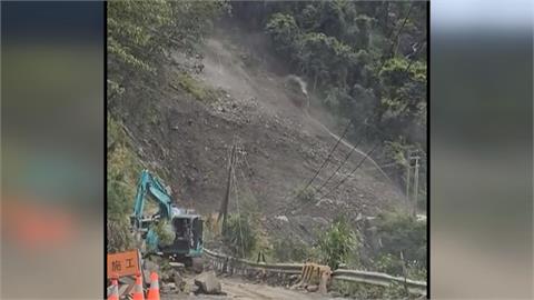 驚險！　投89線力行產業道路　機具進駐搶通又遇坍方
