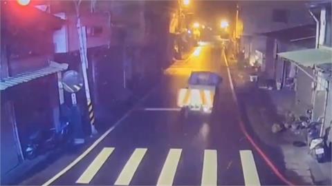 台八線工程車撞民宅　駕駛受困車內出動機具救援