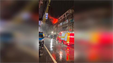 快新聞/新北又竄火舌!五股鐵皮屋冒火煙 消防急派21車41人搶救