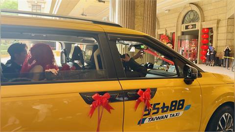 快新聞／陳漢典、Lulu大喜之日！岳父開小黃載女出嫁　上車秒跳表2人笑翻