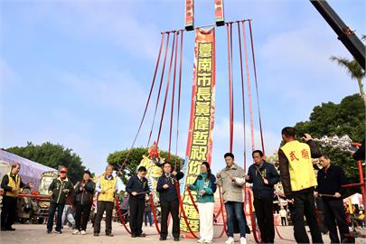 200萬支鹽水蜂炮輦轎遶境　黃偉哲：全身防護「犁炮」慶元宵
