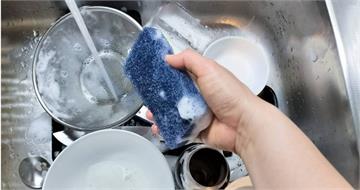中秋住男友家變傭人！女友早起煮菜洗碗還被嫌胖　網傻眼：還不快跑