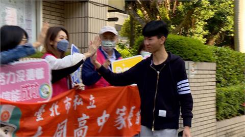 統測第二天撞期路跑　高中師長校門拉布條幫加油