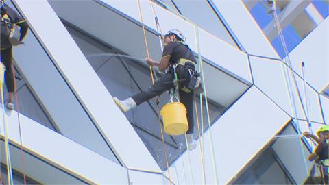 高流4週年洗澎澎! 外牆多名蜘蛛人吊掛執行清洗任務