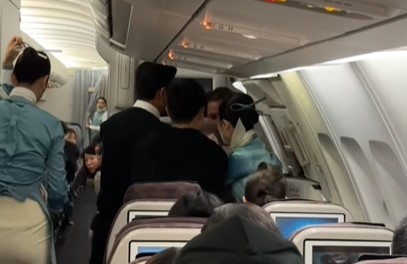 快新聞／「我要坐空服員的位子」！外籍男疑伸手開逃生門　大鬧大韓航空畫面曝