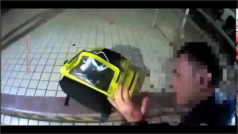 酒空老翁醉倒路邊須送醫 對員警「打醉拳」秒被壓制