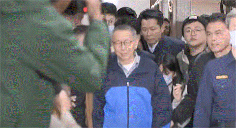 柯文哲交保出關「秒遭黨工上前包圍」整尊被架走！下秒「踉蹌撲地」翻車畫面曝光