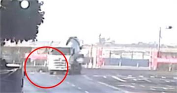 奪命左轉瞬間曝光！高雄水泥車猛撞機車　34歲騎士慘遭輾斃