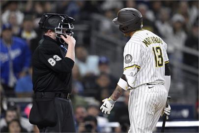 MLB(影)／主審視角！教士馬查多延長賽滿球數選掉「外角壞球」遭拉弓秒爆氣