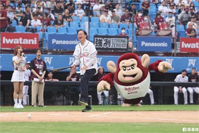 痛！張善政開球「少年大谷」投球直擊大腿　主持人尷尬圓場