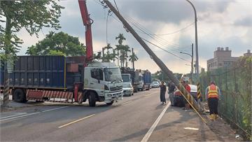 桃園大貨車吊臂勾倒電桿 電線燃燒起火警急封路