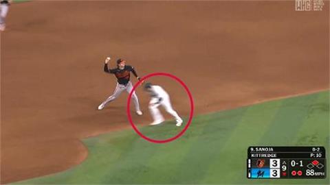 MLB(影)／跑者就在眼前沒觸殺！慘變「再見暴傳」球迷重批：下放回小聯盟